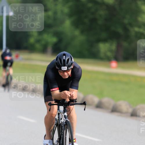 15.06.2025 - 27. Vierlanden-Triathlon H.Heesch http://msf.ph/oto/7987973 15.06.2025 09:19:32 Radfahren 99, 120, 122, 128, 199 meine-sportfotos.de