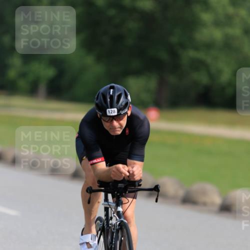 15.06.2025 - 27. Vierlanden-Triathlon H.Heesch http://msf.ph/oto/7987981 15.06.2025 09:19:32 Radfahren 99, 120, 122, 128, 199 meine-sportfotos.de