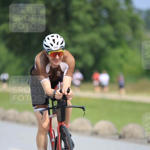 21.06.2025 - 27. Vierlanden-Triathlon H.Heesch http://msf.ph/oto/7987988 15.06.2025 11:39:39 Radfahren 692, 708, 918 meine-sportfotos.de