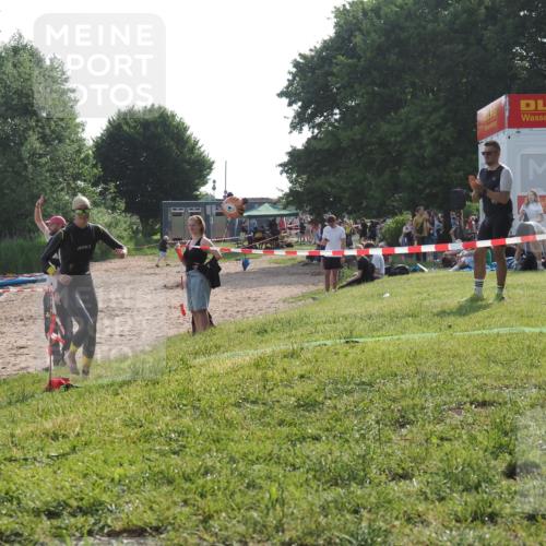 15.06.2025 - 27. Vierlanden-Triathlon KatJ http://msf.ph/oto/7988098 15.06.2025 09:05:07 Schwimmen 205, 238 meine-sportfotos.de