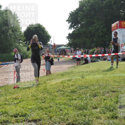 15.06.2025 - 27. Vierlanden-Triathlon KatJ http://msf.ph/oto/7988126 15.06.2025 09:05:08 Schwimmen 205, 238 meine-sportfotos.de