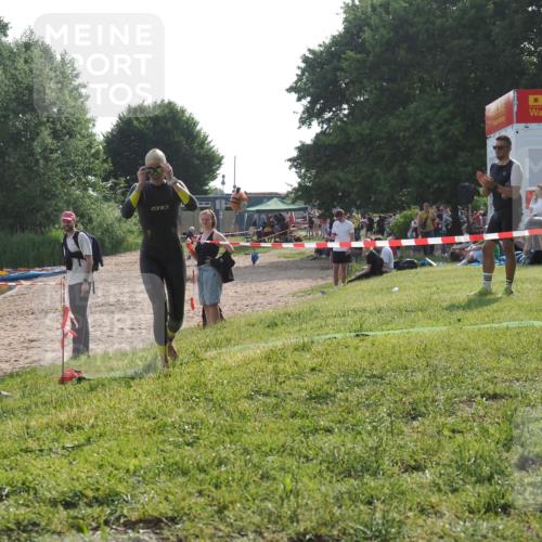 15.06.2025 - 27. Vierlanden-Triathlon KatJ http://msf.ph/oto/7988134 15.06.2025 09:05:08 Schwimmen 205, 238 meine-sportfotos.de