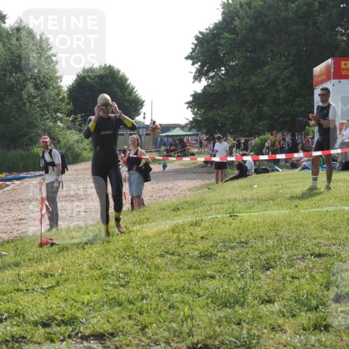 15.06.2025 - 27. Vierlanden-Triathlon KatJ http://msf.ph/oto/7988147 15.06.2025 09:05:08 Schwimmen 205, 238 meine-sportfotos.de