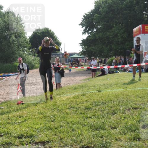 15.06.2025 - 27. Vierlanden-Triathlon KatJ http://msf.ph/oto/7988163 15.06.2025 09:05:08 Schwimmen 205, 238 meine-sportfotos.de