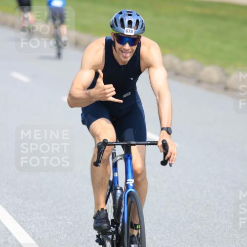 21.06.2025 - 27. Vierlanden-Triathlon H.Heesch http://msf.ph/oto/7988165 15.06.2025 11:40:35 Radfahren 206, 678, 760, 910 meine-sportfotos.de
