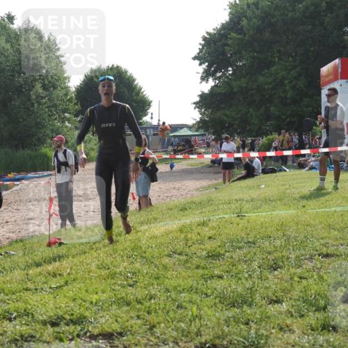 15.06.2025 - 27. Vierlanden-Triathlon KatJ http://msf.ph/oto/7988175 15.06.2025 09:05:09 Schwimmen 205 meine-sportfotos.de