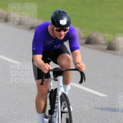 15.06.2025 - 27. Vierlanden-Triathlon H.Heesch http://msf.ph/oto/7988178 15.06.2025 09:20:40 Radfahren 5, 73, 88, 194 meine-sportfotos.de