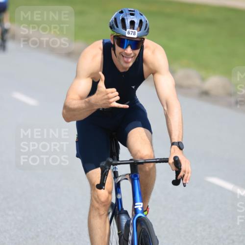 21.06.2025 - 27. Vierlanden-Triathlon H.Heesch http://msf.ph/oto/7988179 15.06.2025 11:40:35 Radfahren 206, 678, 760, 910 meine-sportfotos.de