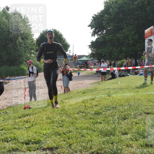 15.06.2025 - 27. Vierlanden-Triathlon KatJ http://msf.ph/oto/7988185 15.06.2025 09:05:09 Schwimmen 205 meine-sportfotos.de