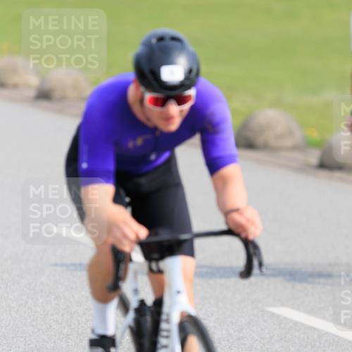 15.06.2025 - 27. Vierlanden-Triathlon H.Heesch http://msf.ph/oto/7988189 15.06.2025 09:20:40 Radfahren 5, 73, 88, 194 meine-sportfotos.de