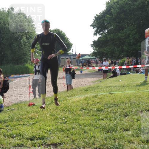 15.06.2025 - 27. Vierlanden-Triathlon KatJ http://msf.ph/oto/7988218 15.06.2025 09:05:09 Schwimmen 205 meine-sportfotos.de