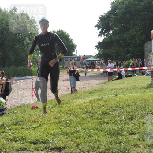 15.06.2025 - 27. Vierlanden-Triathlon KatJ http://msf.ph/oto/7988231 15.06.2025 09:05:10 Schwimmen 205 meine-sportfotos.de