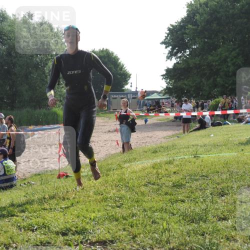 15.06.2025 - 27. Vierlanden-Triathlon KatJ http://msf.ph/oto/7988243 15.06.2025 09:05:10 Schwimmen 205 meine-sportfotos.de