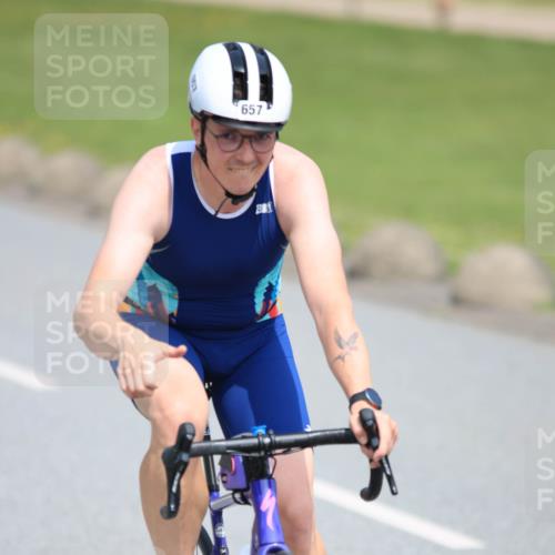 21.06.2025 - 27. Vierlanden-Triathlon H.Heesch http://msf.ph/oto/7988252 15.06.2025 11:41:41 Radfahren 657, 701 meine-sportfotos.de