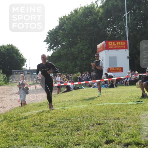 15.06.2025 - 27. Vierlanden-Triathlon KatJ http://msf.ph/oto/7988293 15.06.2025 09:05:19 Schwimmen 209, 221, 222 meine-sportfotos.de