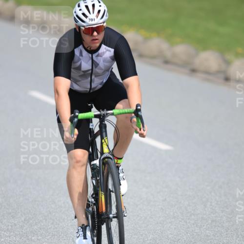 21.06.2025 - 27. Vierlanden-Triathlon H.Heesch http://msf.ph/oto/7988302 15.06.2025 11:41:47 Radfahren 646, 701 meine-sportfotos.de