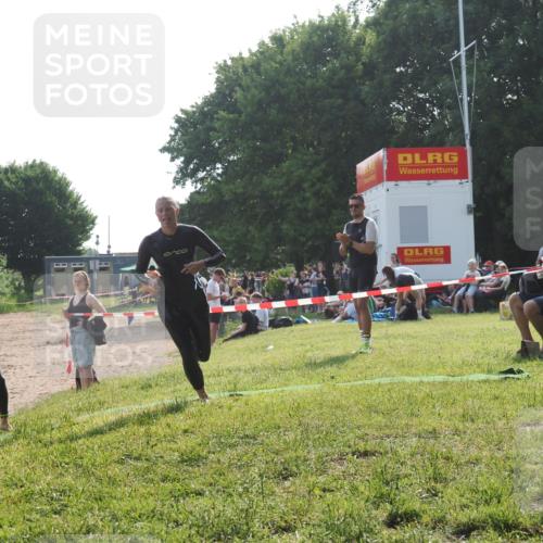 15.06.2025 - 27. Vierlanden-Triathlon KatJ http://msf.ph/oto/7988304 15.06.2025 09:05:19 Schwimmen 209, 221, 222 meine-sportfotos.de