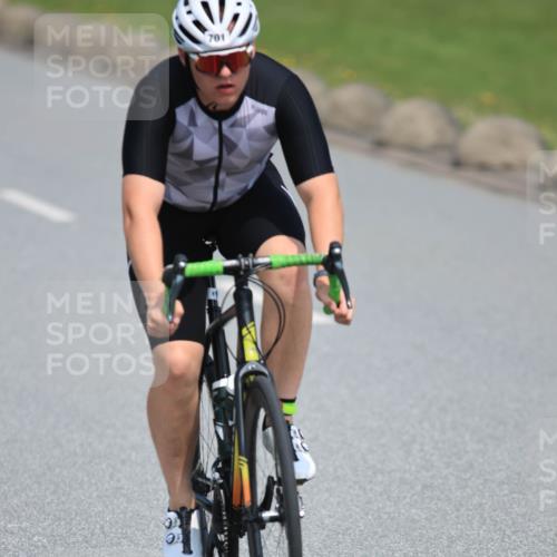 21.06.2025 - 27. Vierlanden-Triathlon H.Heesch http://msf.ph/oto/7988318 15.06.2025 11:41:47 Radfahren 646, 701 meine-sportfotos.de