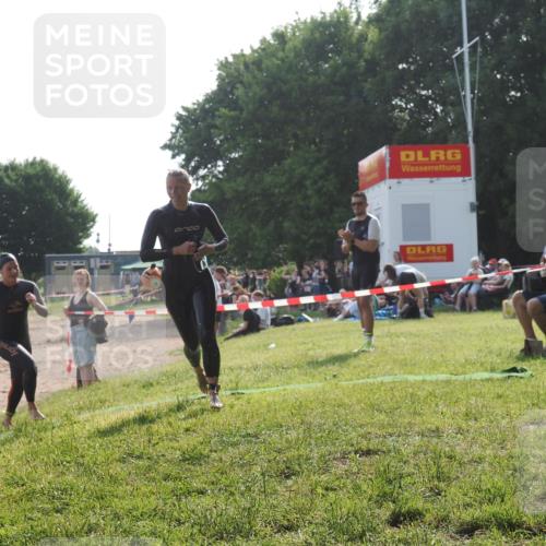 15.06.2025 - 27. Vierlanden-Triathlon KatJ http://msf.ph/oto/7988320 15.06.2025 09:05:20 Schwimmen 209, 221, 222 meine-sportfotos.de
