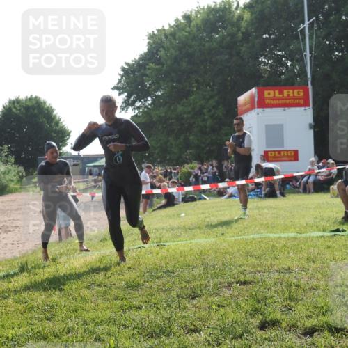 15.06.2025 - 27. Vierlanden-Triathlon KatJ http://msf.ph/oto/7988325 15.06.2025 09:05:20 Schwimmen 209, 221, 222 meine-sportfotos.de