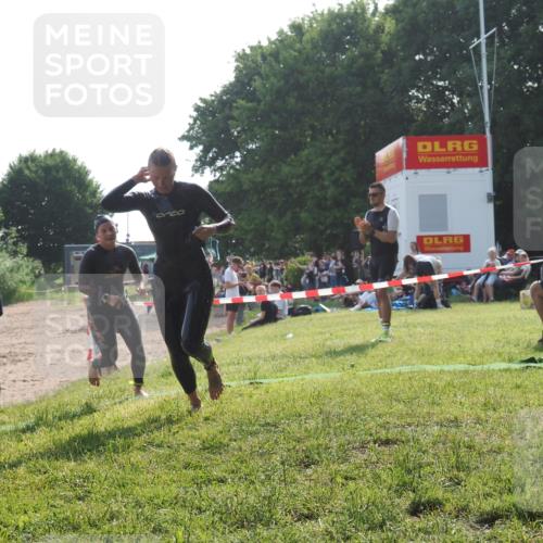 15.06.2025 - 27. Vierlanden-Triathlon KatJ http://msf.ph/oto/7988335 15.06.2025 09:05:20 Schwimmen 209, 221, 222 meine-sportfotos.de