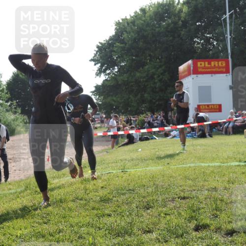15.06.2025 - 27. Vierlanden-Triathlon KatJ http://msf.ph/oto/7988342 15.06.2025 09:05:21 Schwimmen 209, 221, 222 meine-sportfotos.de