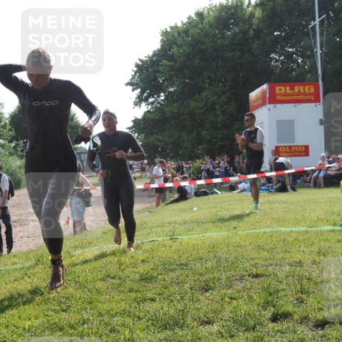 15.06.2025 - 27. Vierlanden-Triathlon KatJ http://msf.ph/oto/7988349 15.06.2025 09:05:21 Schwimmen 209, 221, 222 meine-sportfotos.de