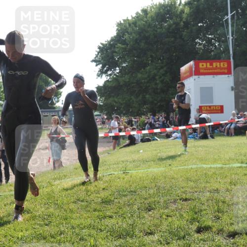 15.06.2025 - 27. Vierlanden-Triathlon KatJ http://msf.ph/oto/7988360 15.06.2025 09:05:21 Schwimmen 209, 221, 222 meine-sportfotos.de