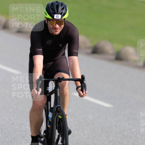 15.06.2025 - 27. Vierlanden-Triathlon H.Heesch http://msf.ph/oto/7988365 15.06.2025 09:23:03 Radfahren 22, 129, 176 meine-sportfotos.de
