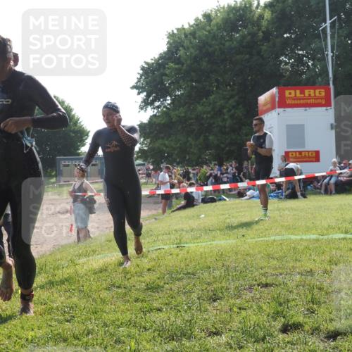15.06.2025 - 27. Vierlanden-Triathlon KatJ http://msf.ph/oto/7988370 15.06.2025 09:05:21 Schwimmen 209, 221, 222 meine-sportfotos.de