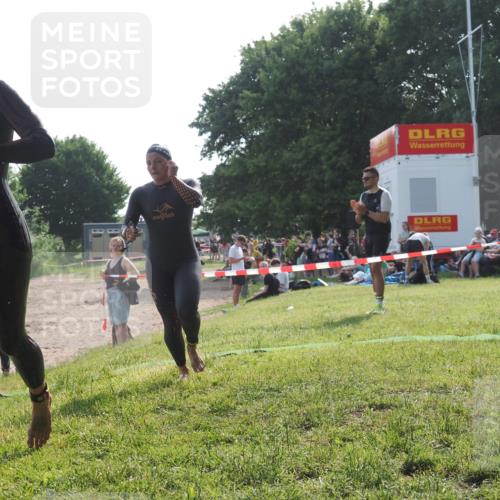 15.06.2025 - 27. Vierlanden-Triathlon KatJ http://msf.ph/oto/7988379 15.06.2025 09:05:21 Schwimmen 209, 221, 222 meine-sportfotos.de