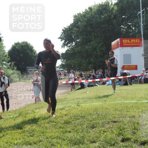 15.06.2025 - 27. Vierlanden-Triathlon KatJ http://msf.ph/oto/7988402 15.06.2025 09:05:21 Schwimmen 209, 221, 222 meine-sportfotos.de