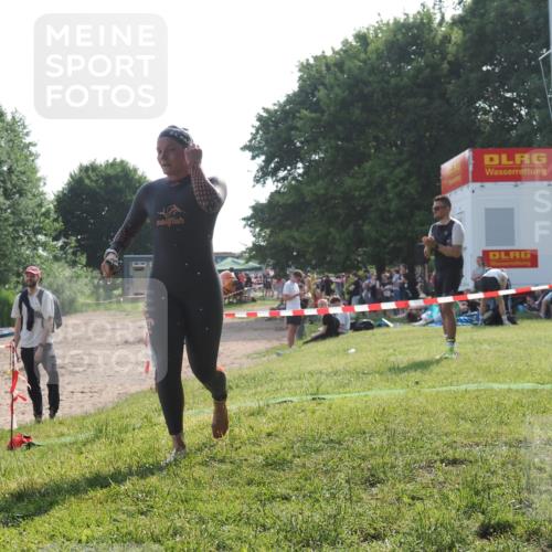 15.06.2025 - 27. Vierlanden-Triathlon KatJ http://msf.ph/oto/7988422 15.06.2025 09:05:22 Schwimmen 209, 221, 222 meine-sportfotos.de
