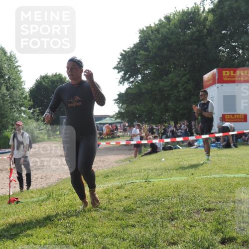 15.06.2025 - 27. Vierlanden-Triathlon KatJ http://msf.ph/oto/7988433 15.06.2025 09:05:22 Schwimmen 209, 221, 222 meine-sportfotos.de