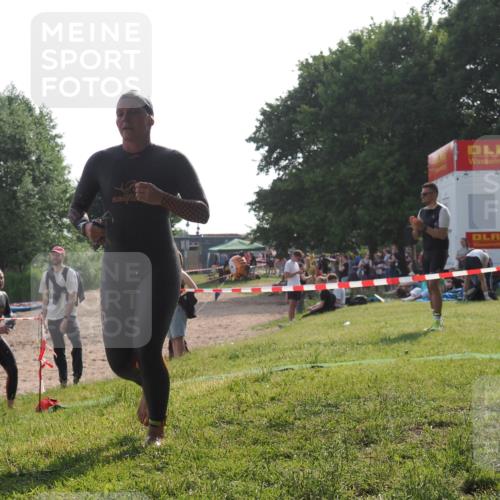 15.06.2025 - 27. Vierlanden-Triathlon KatJ http://msf.ph/oto/7988446 15.06.2025 09:05:22 Schwimmen 209, 221, 222 meine-sportfotos.de