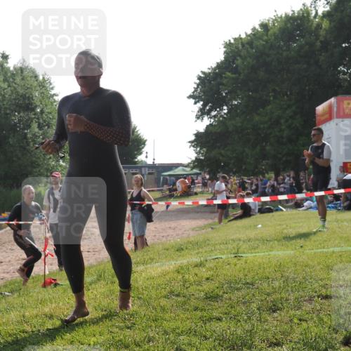15.06.2025 - 27. Vierlanden-Triathlon KatJ http://msf.ph/oto/7988454 15.06.2025 09:05:22 Schwimmen 209, 221, 222 meine-sportfotos.de