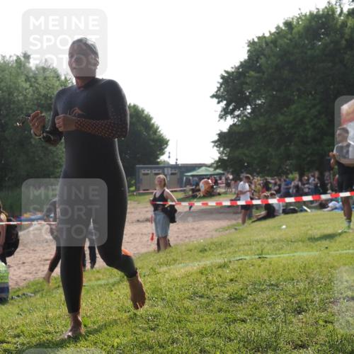 15.06.2025 - 27. Vierlanden-Triathlon KatJ http://msf.ph/oto/7988466 15.06.2025 09:05:22 Schwimmen 209, 221, 222 meine-sportfotos.de
