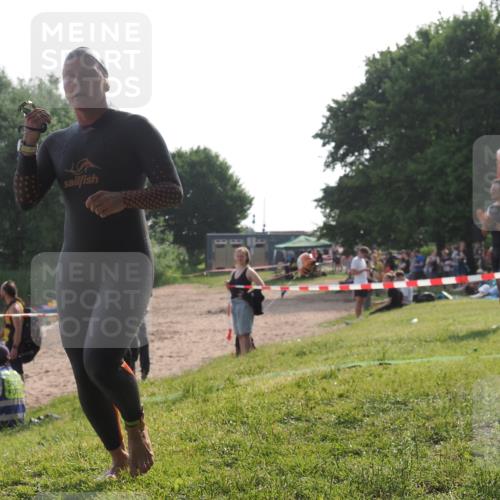 15.06.2025 - 27. Vierlanden-Triathlon KatJ http://msf.ph/oto/7988479 15.06.2025 09:05:22 Schwimmen 209, 221, 222 meine-sportfotos.de