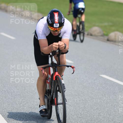 21.06.2025 - 27. Vierlanden-Triathlon H.Heesch http://msf.ph/oto/7988485 15.06.2025 11:42:46 Radfahren 217, 697, 781, 862 meine-sportfotos.de