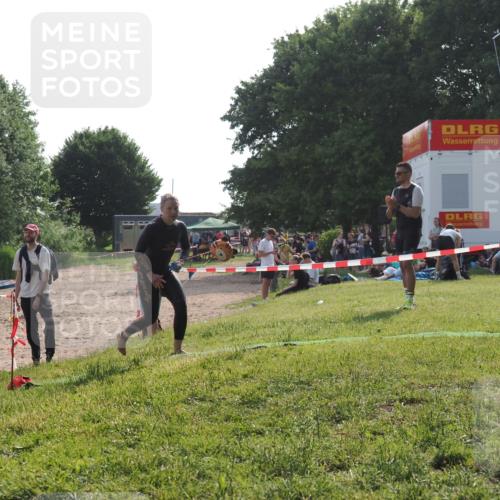 15.06.2025 - 27. Vierlanden-Triathlon KatJ http://msf.ph/oto/7988492 15.06.2025 09:05:23 Schwimmen 209, 221, 222 meine-sportfotos.de
