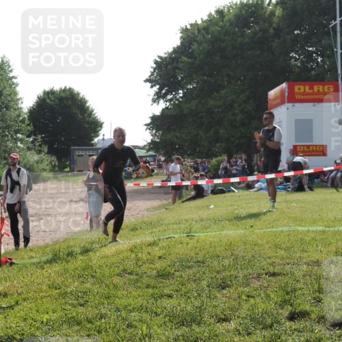 15.06.2025 - 27. Vierlanden-Triathlon KatJ http://msf.ph/oto/7988503 15.06.2025 09:05:23 Schwimmen 209, 221, 222 meine-sportfotos.de