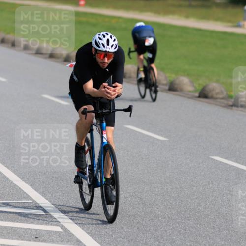 15.06.2025 - 27. Vierlanden-Triathlon H.Heesch http://msf.ph/oto/7988509 15.06.2025 09:25:06 Radfahren 114, 135 meine-sportfotos.de