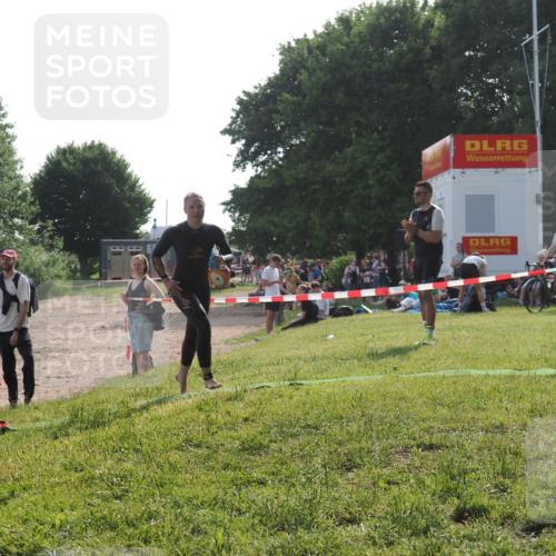 15.06.2025 - 27. Vierlanden-Triathlon KatJ http://msf.ph/oto/7988511 15.06.2025 09:05:24 Schwimmen 209, 221, 222 meine-sportfotos.de