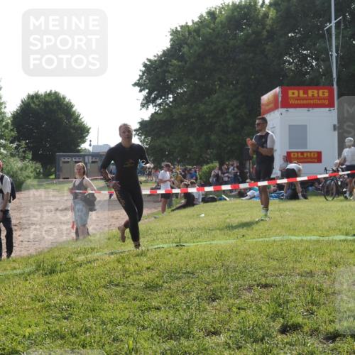 15.06.2025 - 27. Vierlanden-Triathlon KatJ http://msf.ph/oto/7988519 15.06.2025 09:05:24 Schwimmen 209, 221, 222 meine-sportfotos.de
