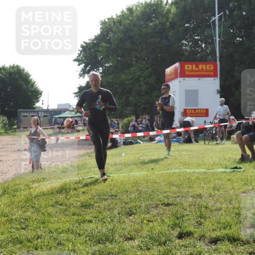 15.06.2025 - 27. Vierlanden-Triathlon KatJ http://msf.ph/oto/7988526 15.06.2025 09:05:24 Schwimmen 209, 221, 222 meine-sportfotos.de