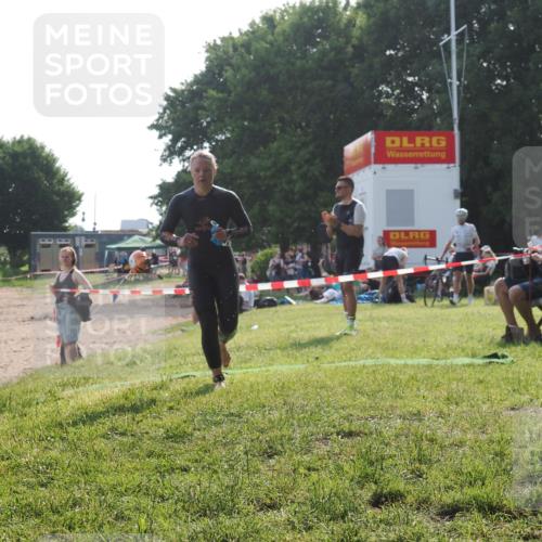 15.06.2025 - 27. Vierlanden-Triathlon KatJ http://msf.ph/oto/7988538 15.06.2025 09:05:24 Schwimmen 209, 221, 222 meine-sportfotos.de