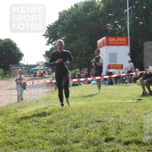 15.06.2025 - 27. Vierlanden-Triathlon KatJ http://msf.ph/oto/7988548 15.06.2025 09:05:25 Schwimmen 209, 221, 222 meine-sportfotos.de