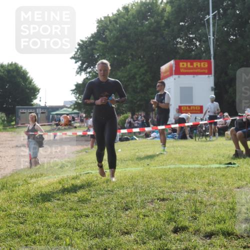 15.06.2025 - 27. Vierlanden-Triathlon KatJ http://msf.ph/oto/7988555 15.06.2025 09:05:25 Schwimmen 209, 221, 222 meine-sportfotos.de
