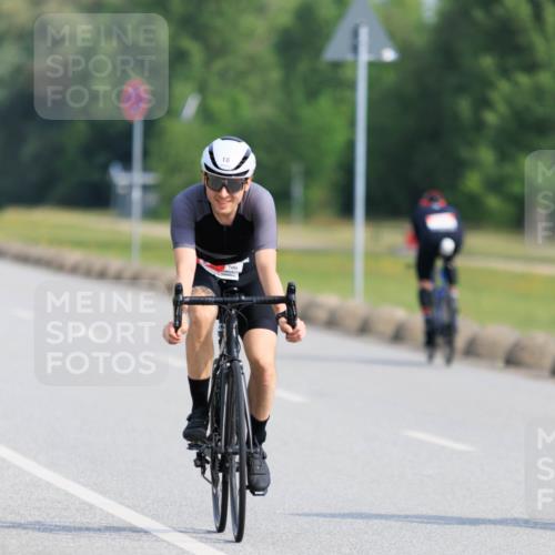 15.06.2025 - 27. Vierlanden-Triathlon H.Heesch http://msf.ph/oto/7988567 15.06.2025 09:25:49 Radfahren 18, 106, 137, 193, 215 meine-sportfotos.de