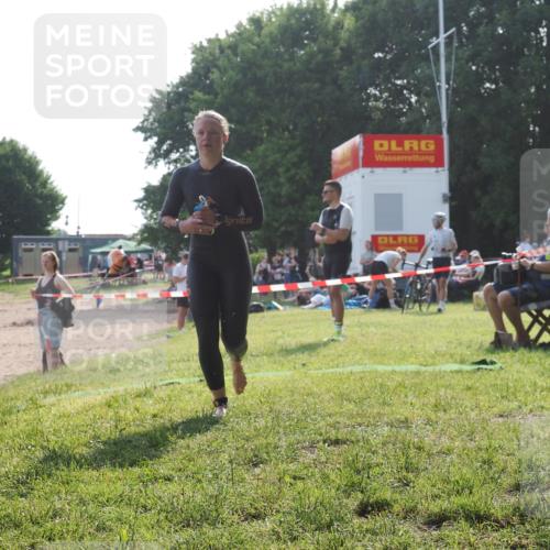 15.06.2025 - 27. Vierlanden-Triathlon KatJ http://msf.ph/oto/7988569 15.06.2025 09:05:25 Schwimmen 209, 221, 222 meine-sportfotos.de